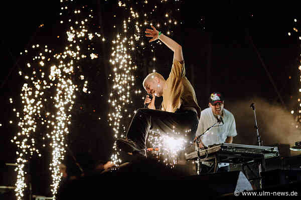 Erste Akademische Abschlussfeier auf Ulmer Münsterplatz: Mehr als tausend Hüte fliegen durch die Luft