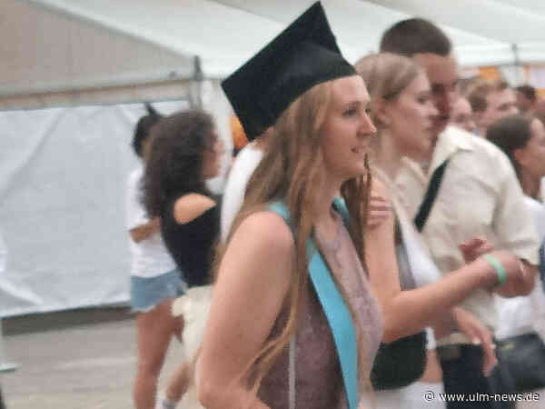 Akademische Abschlussfeier: Absolventinnen und Absolventen im Himmel, Leoniden im  Regen