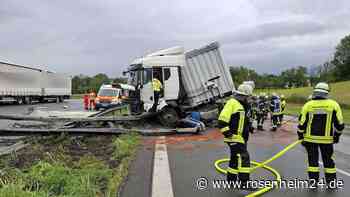 Lkw kracht auf A8 bei Bernau in Leitplanke: Autobahn Richtung Salzburg wohl lange gesperrt