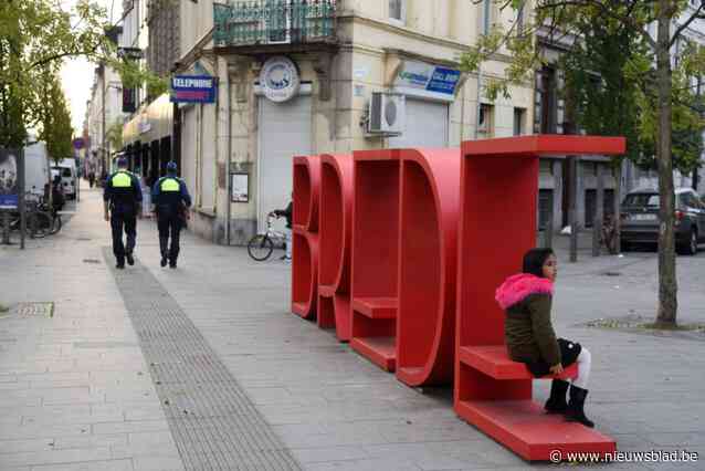 Politie controleert op sluikstort en valse afvalzakken in Brederodewijk