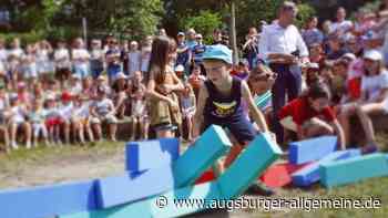 Schüler in Westheim reißen ihre alte Grundschule symbolisch ab