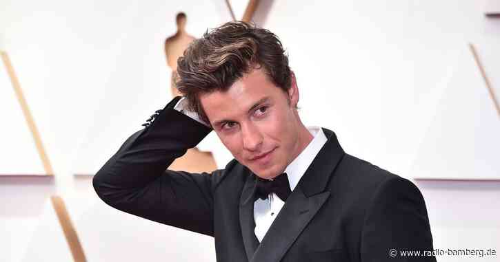 Sänger Shawn Mendes spielt Fußball mit Indigenen im Urwald