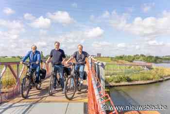 Tijdelijke fietsbrug over de Leie is klaar voor gebruik: “Gelijkwaardig alternatief voor vele fietsverkeer dat langs de Leie door Deinze fietst”
