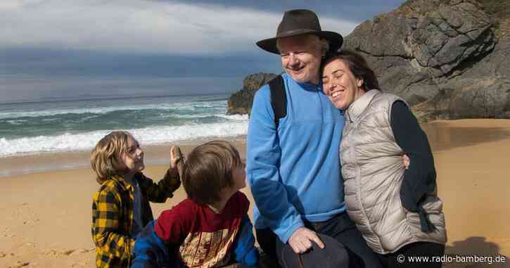 Erstes Familienfoto mit Julian Assange seit seiner Heimkehr