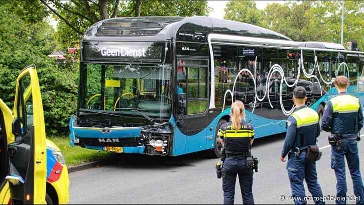Almere - Flinke schade na aanrijding lijnbus en personenauto in Stedenwijk