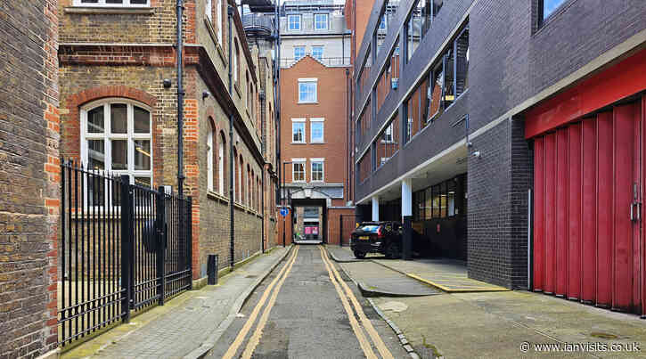 London’s Alleys: Eagle Court, EC1