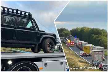 Auto belandt op dak op E40: “Chauffeur naar ziekenhuis”