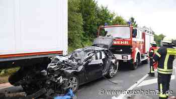 Unfall auf der B388: Audi-Fahrer überlebt heftigen Zusammenstoß mit Sattelzug