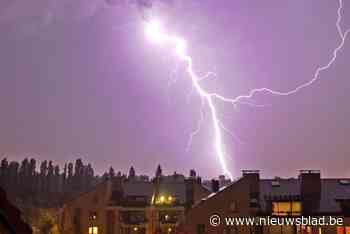 Bliksem veroorzaakt schade aan dak van woning
