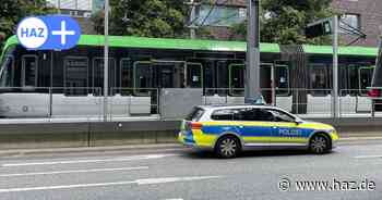 Unfall in Hannover-List: Mann von Stadtbahn mitgeschleift und verletzt
