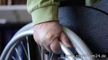 Bayerischer Rollstuhlfahrer stürzt bei Wanderung in Bachbett und verletzt sich tödlich