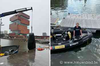 Duikers maken Bonapartedok schoon voor zwemzondagen: “Sloep, fietsen en kinderwagen bovengehaald”