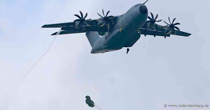 Sprung ins kalte Wasser – Fallschirmspringer üben Notlandung