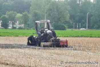 Tractor brandt uit in wei in Rekem