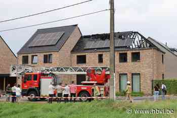 Gezin op straat na zware dakbrand in Maaseik: “Aanpalende woning wel nog gered”