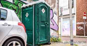 Verbazing over dixi die plots in steeg staat en ‘op en neer’ beweegt: ‘Ik heb de deur niet opengedaan’