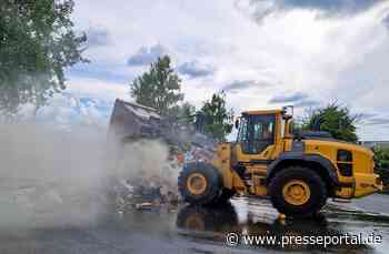 FW-BO: Mit Sperrmüll beladener LKW brennt neben einer Lagerhalle - Feuerwehr verhindert Brandausbreitung