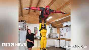 Ryan Reynolds reacts to lifesize Deadpool cake