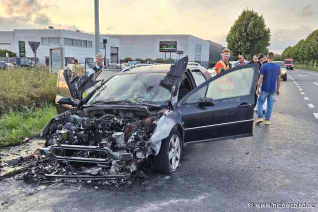 Auto vat onderweg plots vuur en brandt volledig uit