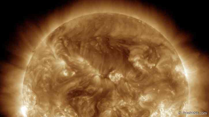 Sun unleashes solar storm at Earth, U.S. may see brilliant aurora