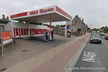 Bromfietser (18) op fietspad aangereden door auto die tankstation verlaat: “Niet gezien”