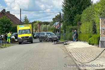 Elektriciteitspaal breekt af na aanrijding door auto