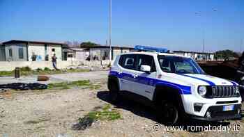 Turista si perde in aeroporto durante il bug informatico, ritrovato 4 giorni dopo davanti al campo rom