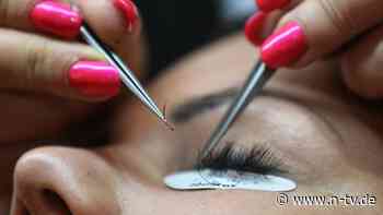 Von Entzündung bis Krebsrisiko: Künstliche Wimpern können dem Auge massiv schaden