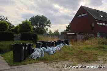 Bewoners van de Kinderstraat beelden een van hun bezwaren tegen bijkomende bebouwing uit met een ludieke vuilnisactie