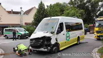 Mehr als ein Dutzend Verletzte – Linienbus kollidiert in Bayern mit Hauswand