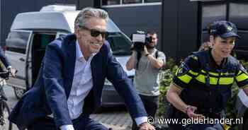 Premier Schoof moet ver buiten Den Haag wennen dat iedereen met hem op de foto wil: ‘Ze gaan nog niet meteen schelden’