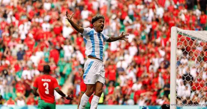 Chaos bij olympisch voetbal na bizarre goal in 106de (!) minuut: Argentijnse spelers bekogeld, fans op het veld