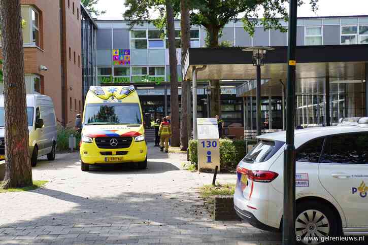 Persoon komt onder auto terecht na aan aanrijding