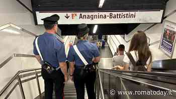 Borseggi senza fine in metro: ladre derubano turista mentre sale a bordo del vagone