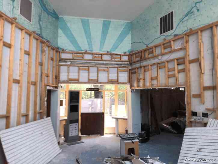 What's the latest on Barton Springs' bathhouse construction?