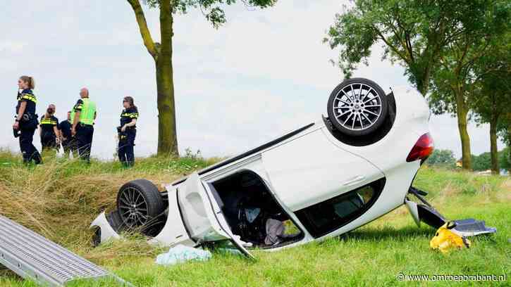 Vrouw gewond nadat auto op de kop in weiland belandt