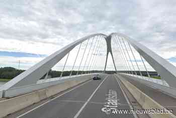 Auto gaat over de kop en belandt op zijn dak in Ham, kanaalbrug tijdlang afgesloten