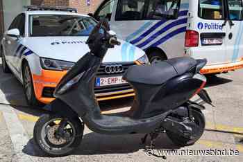 17-jarige bromfietser vlucht weg van politie maar wordt gevat na achtervolging: “Hij was met zowat niets in orde”