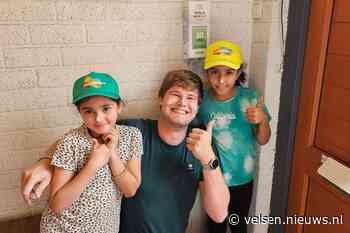 Zomerschool IJmuiden ontvangt zonnebranddispenser van Univé Noord-Holland