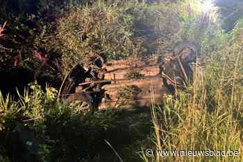 Wagen belandt op dak in beek: “Als er meer water stond, waren die jongens verdronken”