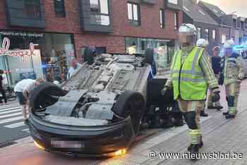 Wagen op zijn dak na ongeval vlak bij shopping Driespoort: één slachtoffer gewond naar ziekenhuis