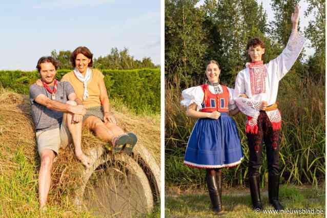 Inès (50) en Thomas (53) zijn gastgezin voor liefst 30 jongeren die optreden op oogstfeest: “Haal de wereld in huis, door die slogan zijn we verleid”