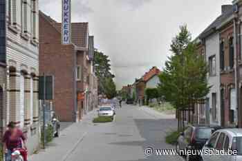 Man (78) valt na schoonmaken van dak naar beneden en overlijdt: “Spijtig ongeval”