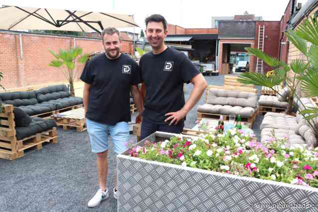 Yannick (33) en Nick (34) vangen kalme dagen in dartsshop op met zomerbar achter winkel: “Onze grote verwilderde tuin werd gezellig ingericht”