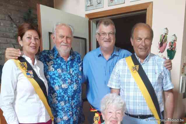 Bestuur viert actrice en ereburger Alice Toen met 100ste verjaardag