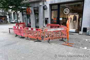 Straat opengebroken voor deur van herenzaak Men’s Fashion, put blijft al dagen onaangeroerd: “Niemand weet wie dit heeft gedaan”