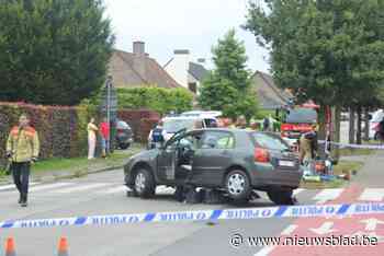 Fietser zwaargewond na aanrijding: slachtoffer zat gekneld onder auto