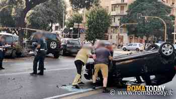 Incidente viale Marconi: auto ribaltata dopo carambola con 5 vetture, grave un 43enne