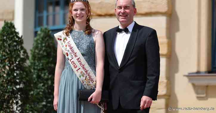 Aiwanger kommt mit Kirschenkönigin nach Bayreuth
