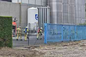 Brandweer rukt uit voor lek bij tank vol stikstof: witte damp spuit naar buiten